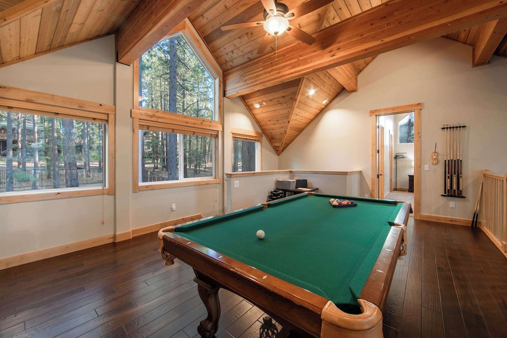 The T-pot Chalet for 12