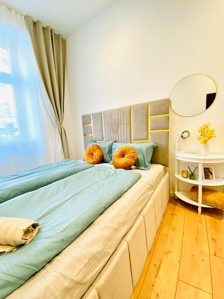 Comfy and Scenic 4BR Stay in Ottakring