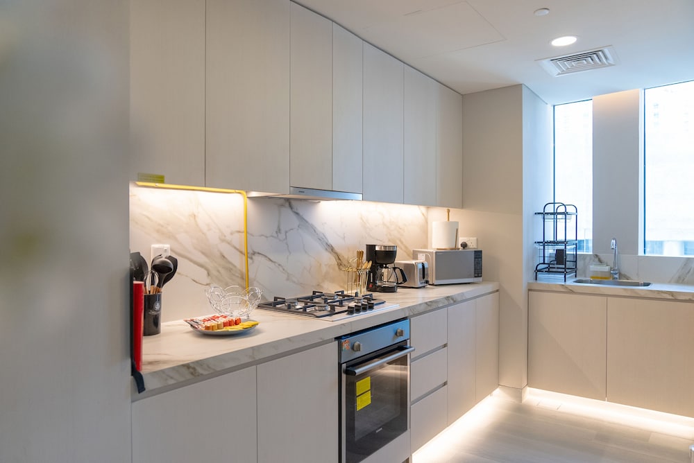 SIMPLY COMFORT  Bright Apartments Steps from Marina Walk