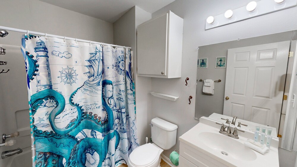 Charming 2BR Condo w/ Private Balcony in Gulf Shores, Pool, Hot Tub