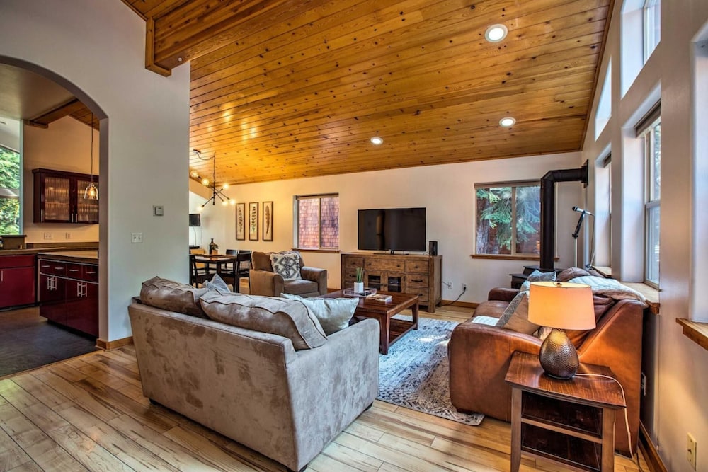 Moosetrack by Avantstay Cozy Cabin In The Of Tahoe Donner w/ Hot Tub view 2