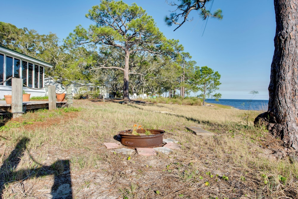 Relax & Refresh: Waterfront Cottage in Panacea
