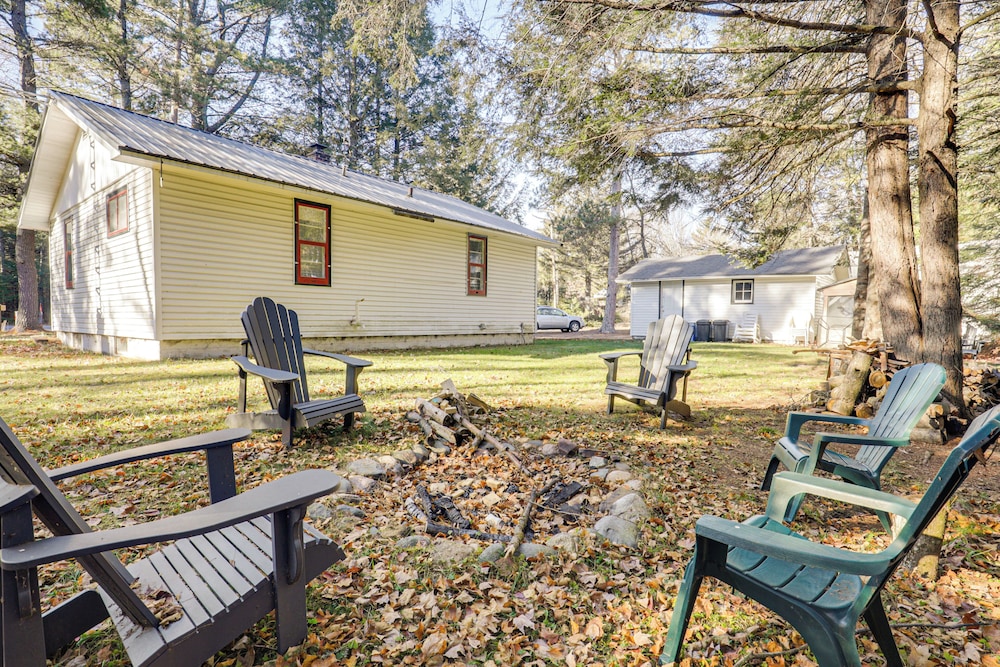 Year-round Chain of Lakes Retreat! Northwoods Home