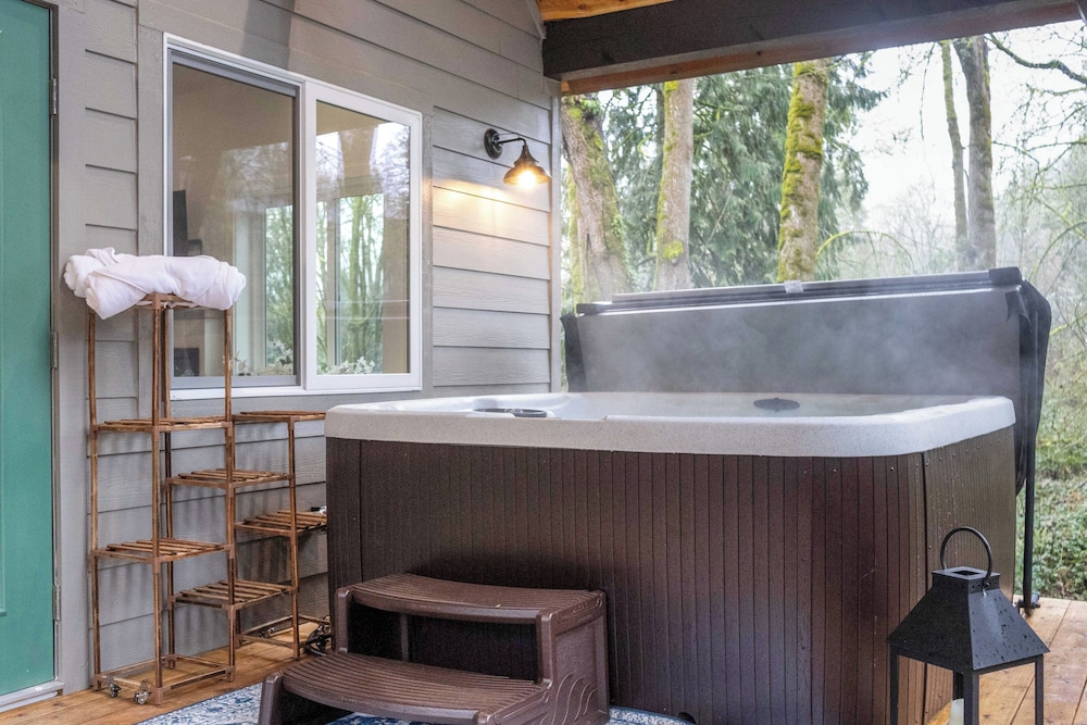 Near Rivers & Boating: Home w/ Hot Tub in Longview