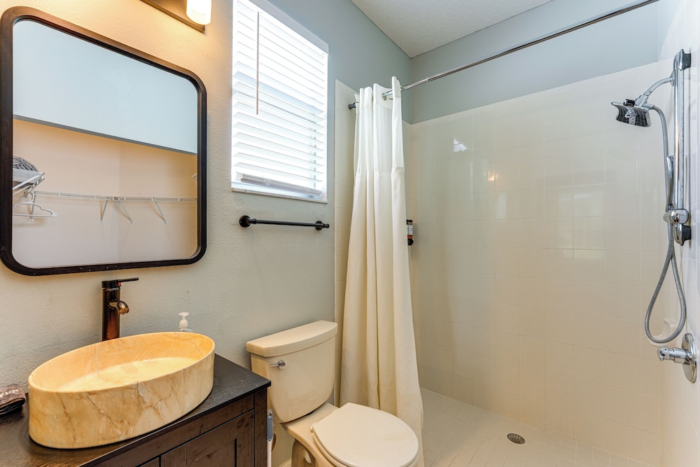 Walk to Tower Lake: Family Home in Gated Community