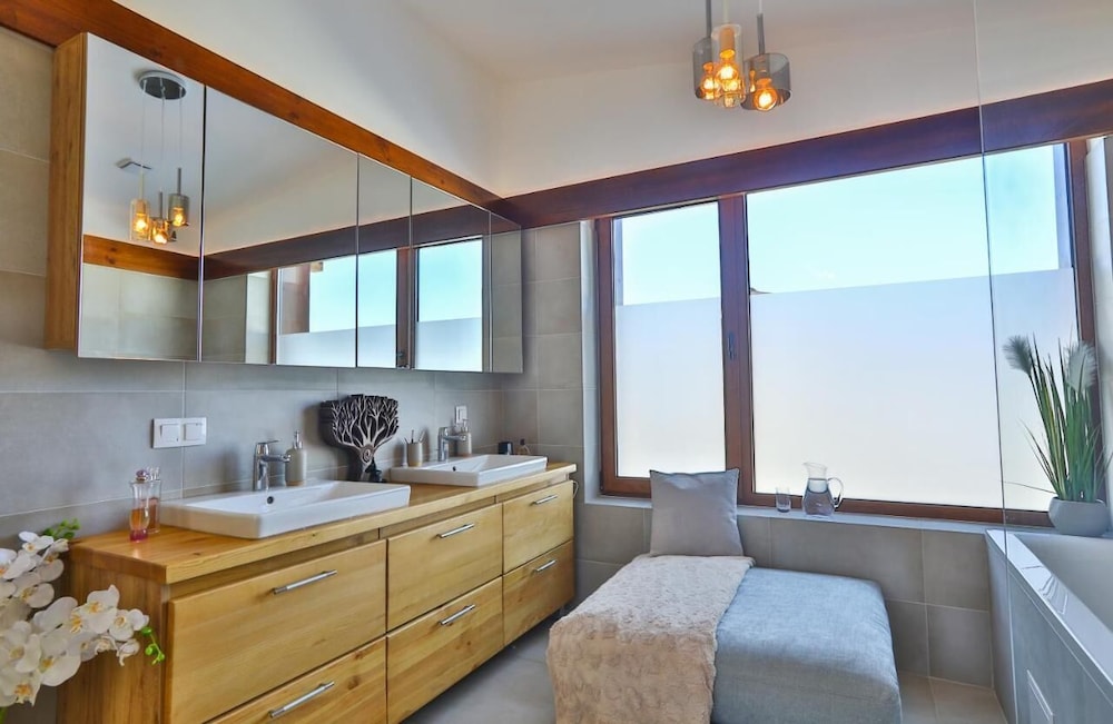Luxurious Chalet near Pirin Golf Resort view 5
