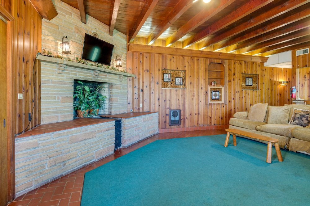 'ledge Lodge' Burkesville Getaway: Pool & Views! view 4