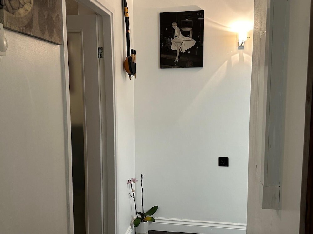 Stylish 1BR Apt w/ Fireplace & High-speed Wifi