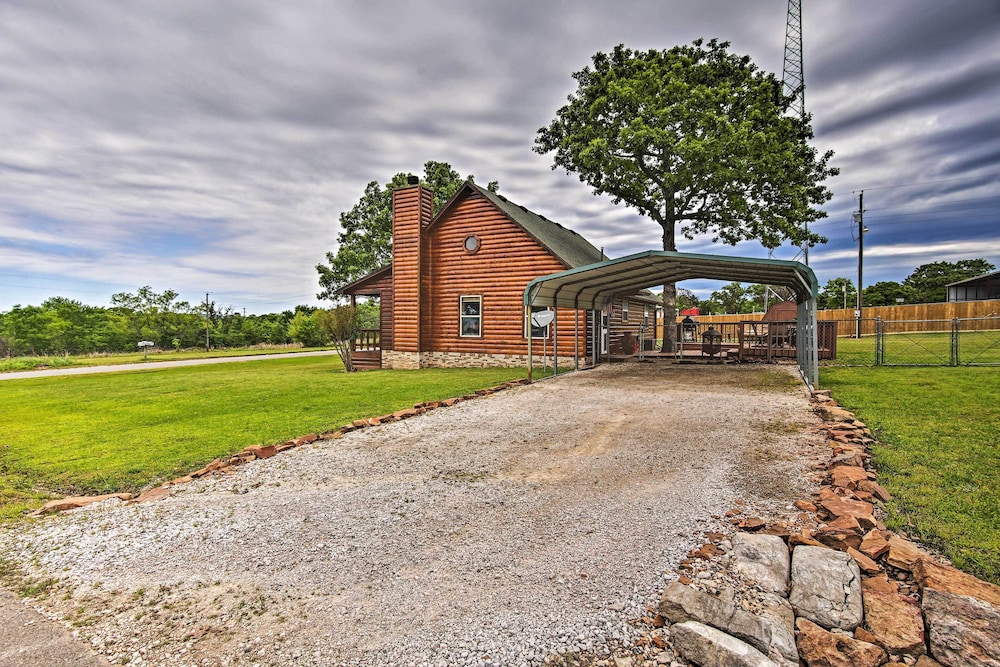 Charming Vian Retreat w/ Private Deck & Grills! view 4