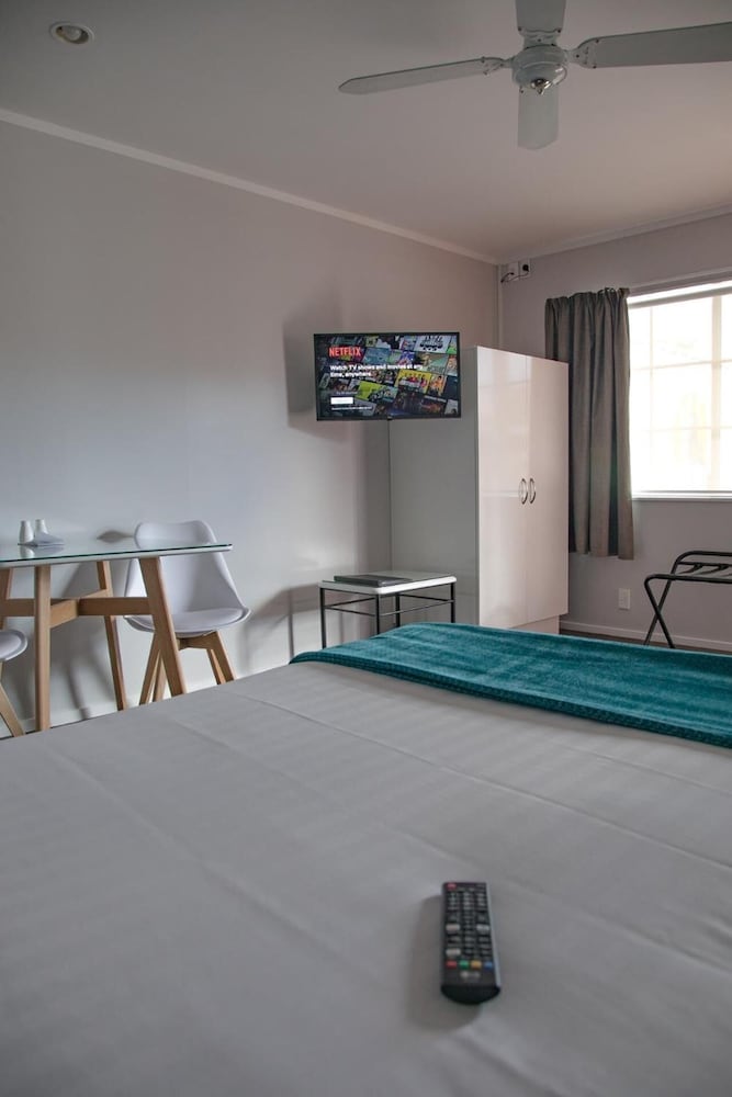 Bk's Palm Court Motor Lodge