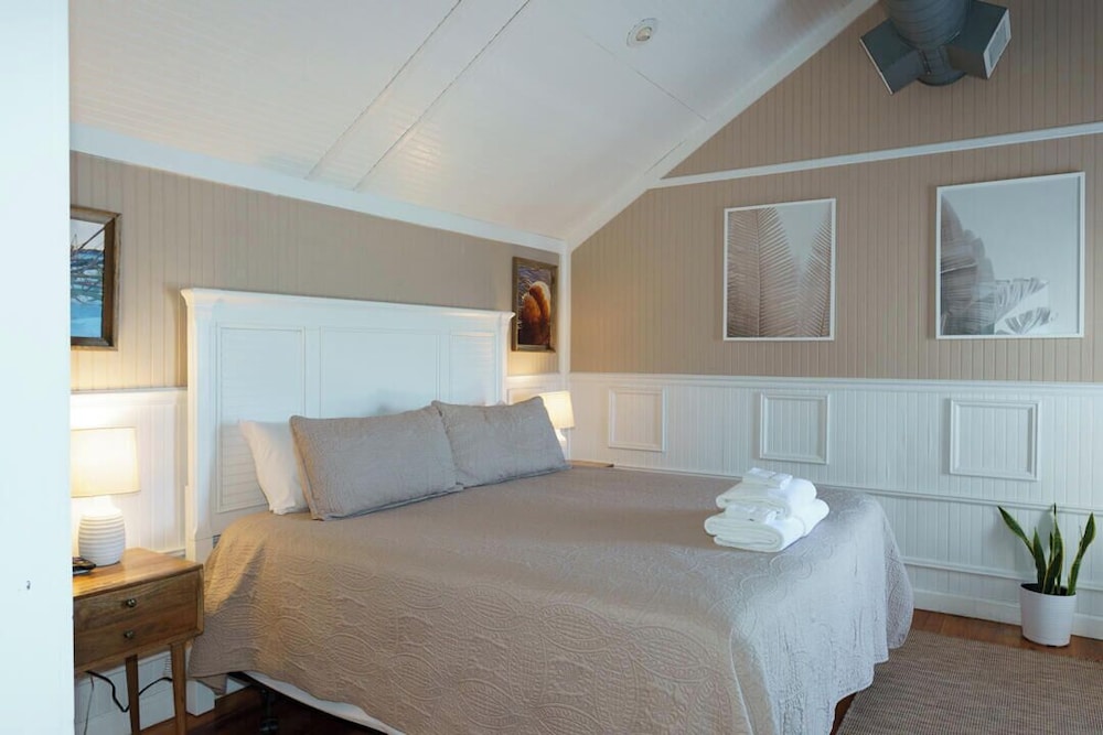 Charming 3-bed, 2-bath Home With Wonderful Views of the Golf Course