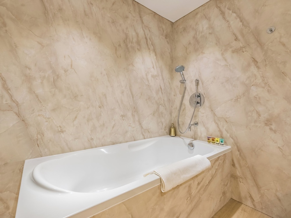 Luxury Spacious Condo in the Iconic Park Towers