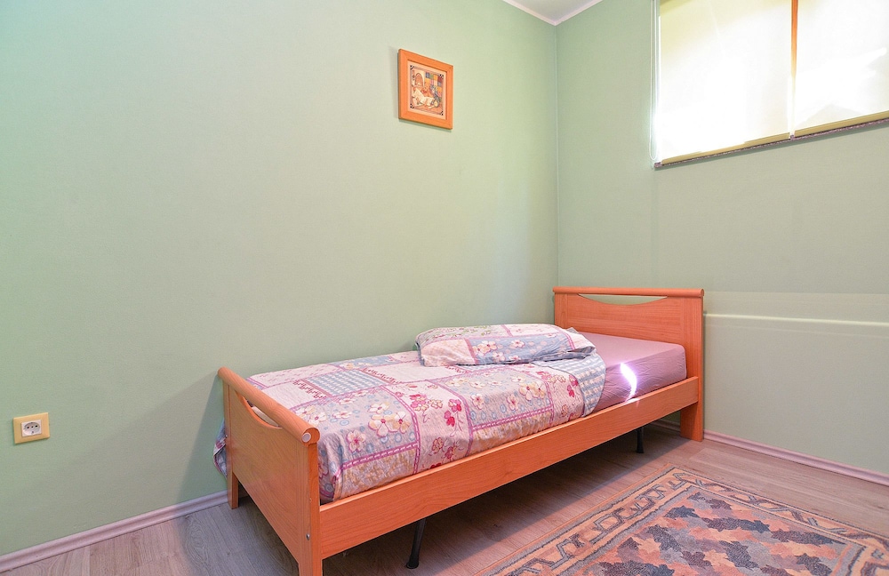 Apartment 877
