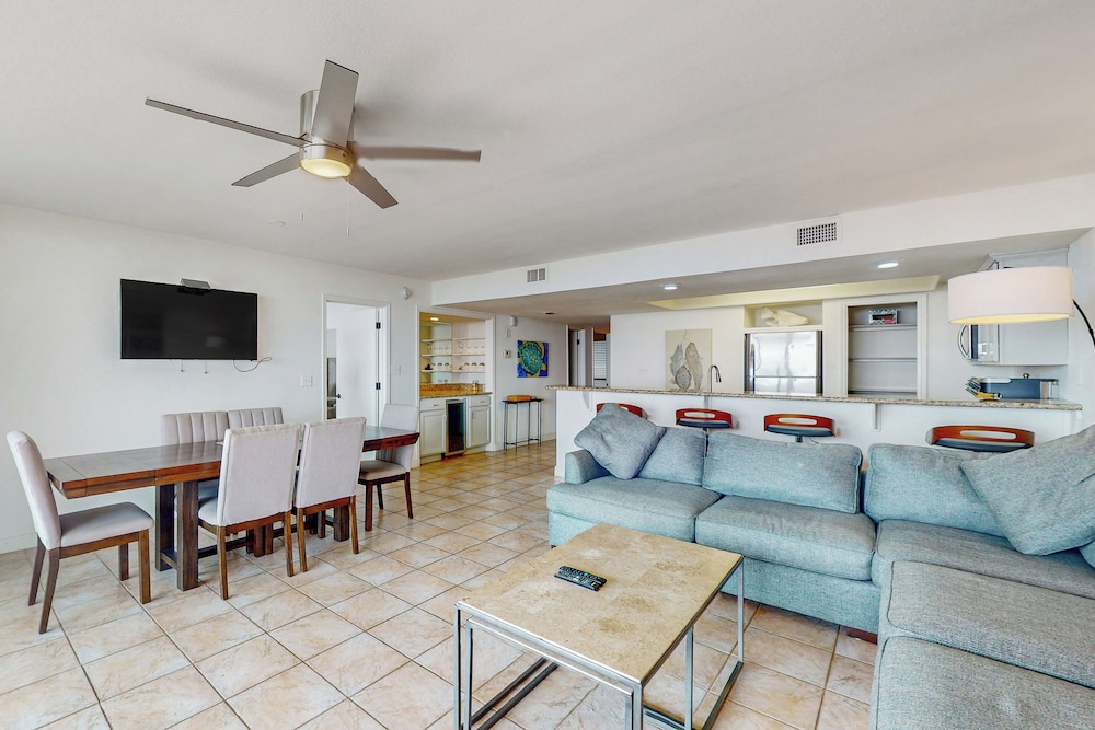 All-suite Beachfront 3BR w/ Gulf Views & Pools