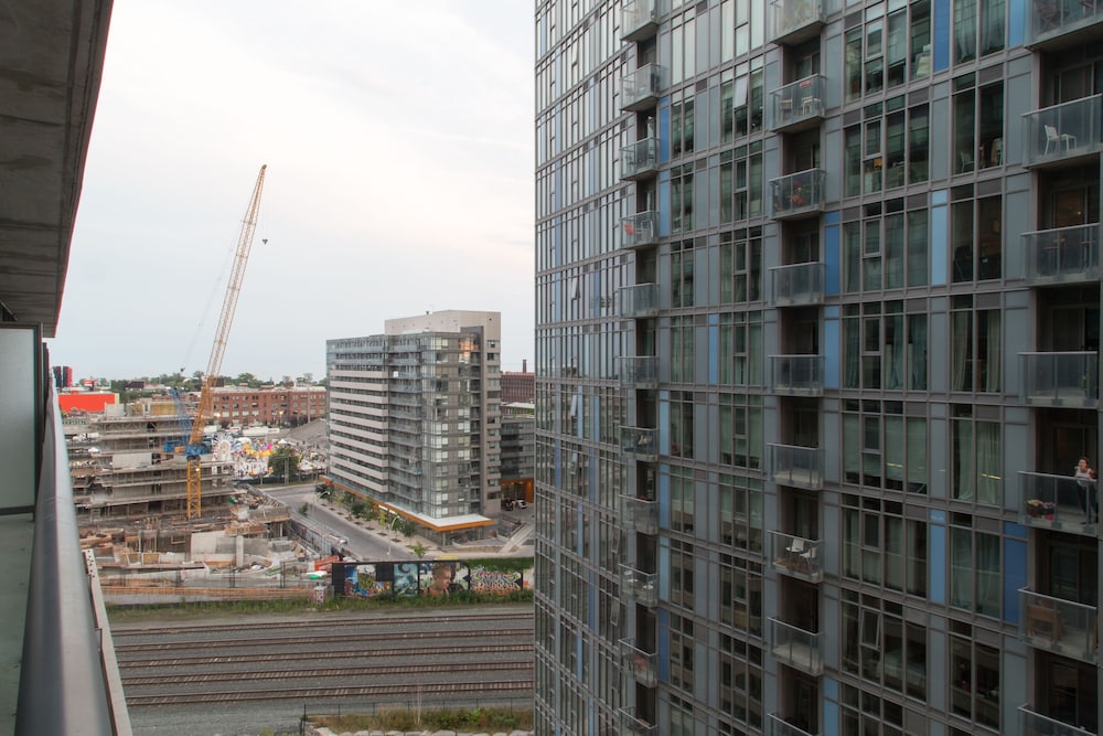 Toronto Queen Suites - Image 1