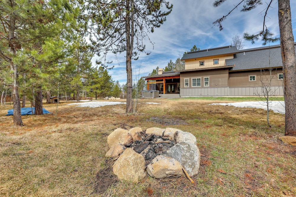 Donnelly Cabin w/ Hot Tub < 1 Mi to Boulder Creek! view 5