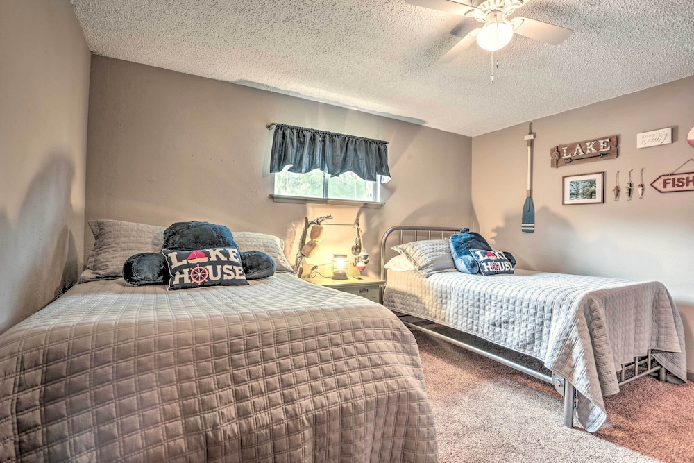 Marshall Vacations - Sues Camp w/ Caddo Lake Access  Dock! - Property Image 2