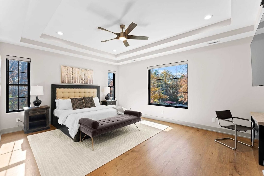 The Grand on Greenbay-7 Bedrooms Sleeps 21 Modern new Build