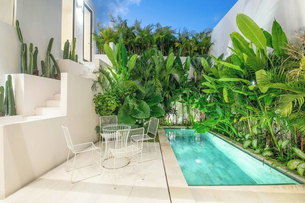Modern 3BR Villa Enclosed Living