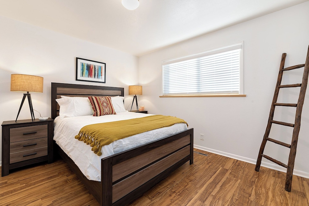 Orchard Flats Perfect Group Stay w/ Yard and BBQ