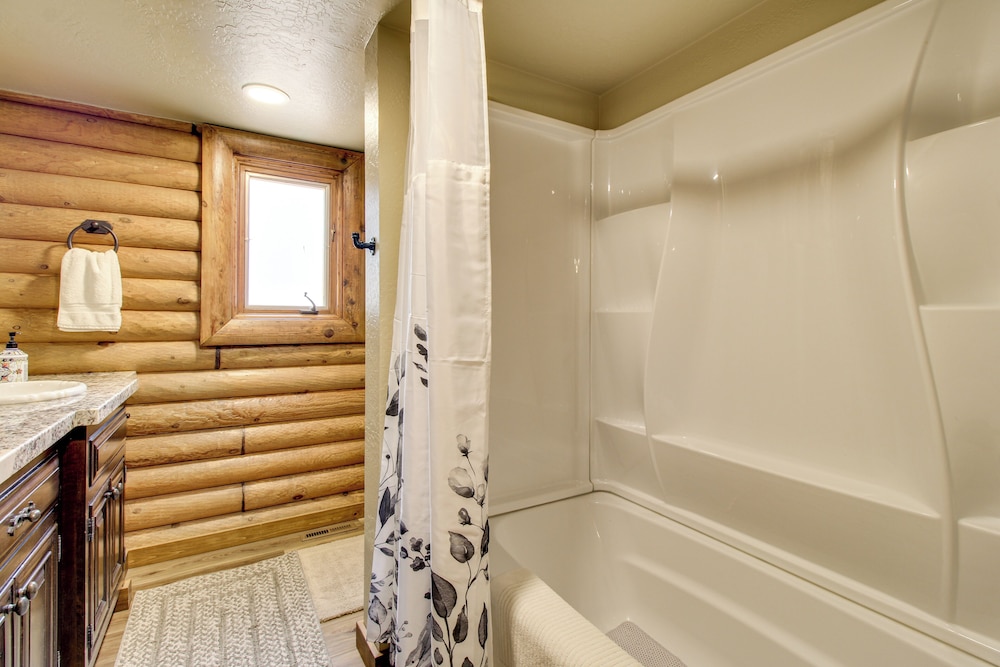 2 Mi to Show Low Lake: Log Cabin w/ Large Yard!