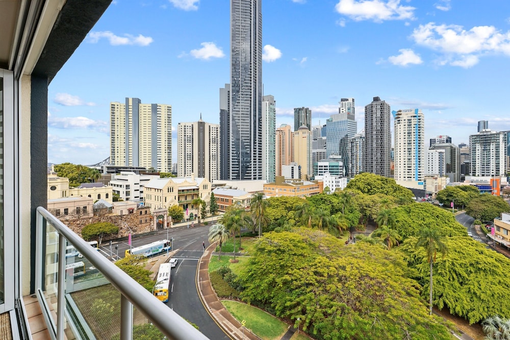 Bright 1-bed With Great Views & Amenities
