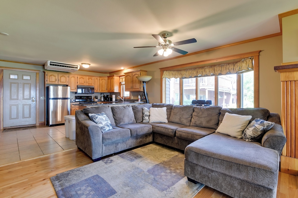 Pool Access: Waterfront Lake Memphremagog Condo!