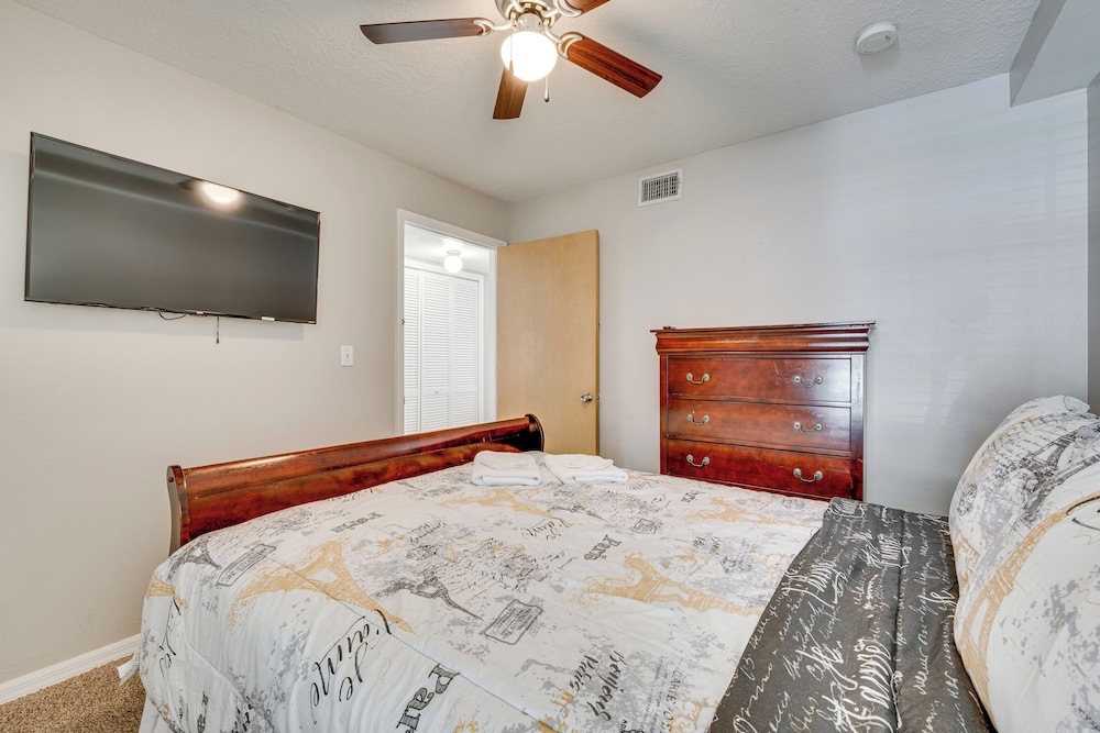 7 Mi to Disney: Condo w/ Pool & Hot Tub Access!