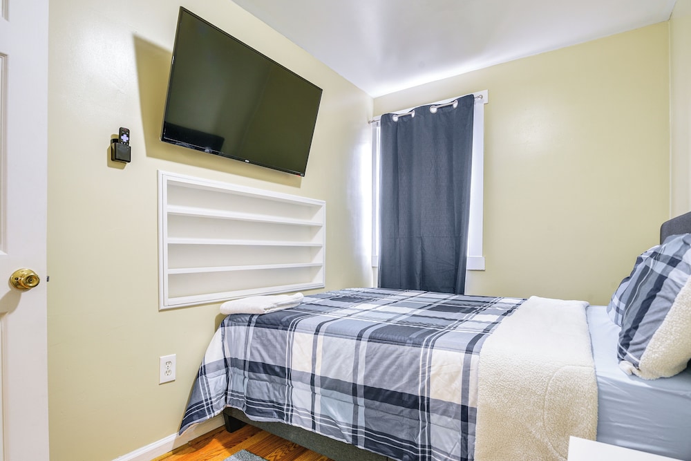11 Mi to Downtown Baltimore: Middle River Townhome, photo 13