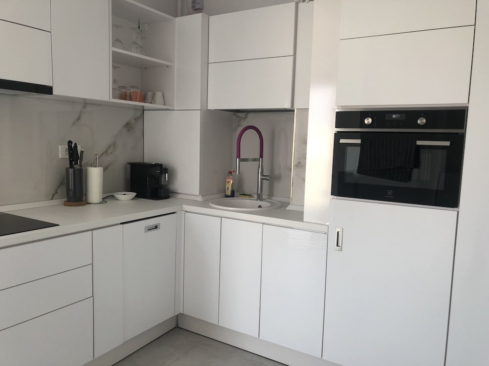 Westpark2 One-Bedroom Suite W5 Lakeview view 4
