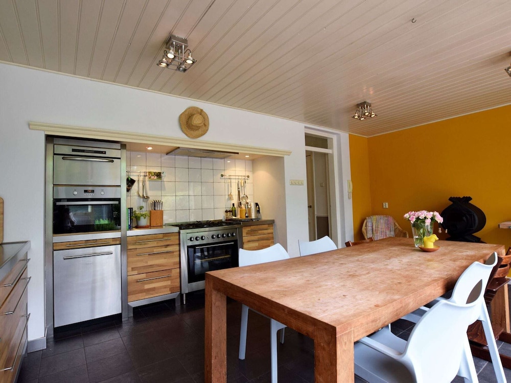 Quietly Located Mansion Near the Centre of The Hague view 3