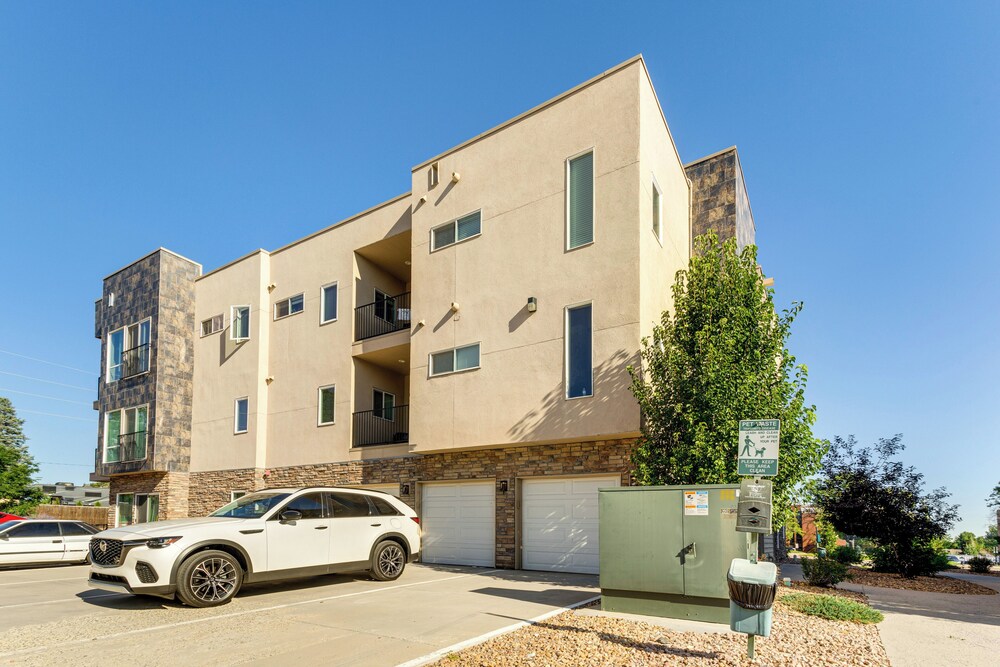 Pet-friendly Condo w/ Balcony ~ 17 Mi to Denver