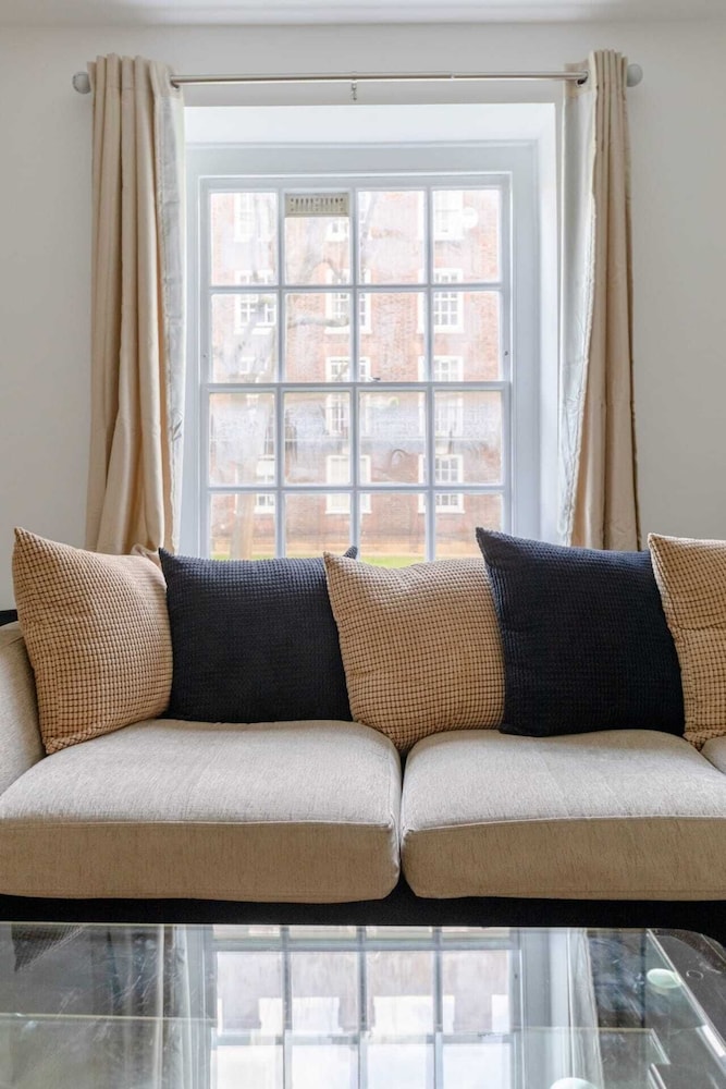 Inviting 2BD Flat 15 Minutes From Regents Park!