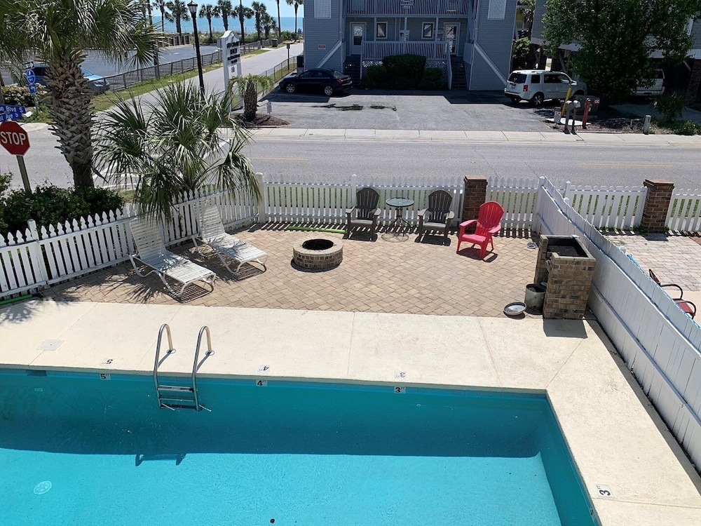 Pierview 5 Bedroom Home by RedAwning
