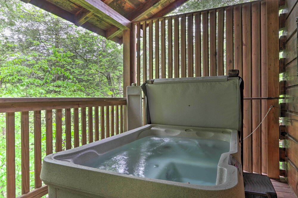 Hot Tub: 'chance for Romance' Gatlinburg Cabin view 4