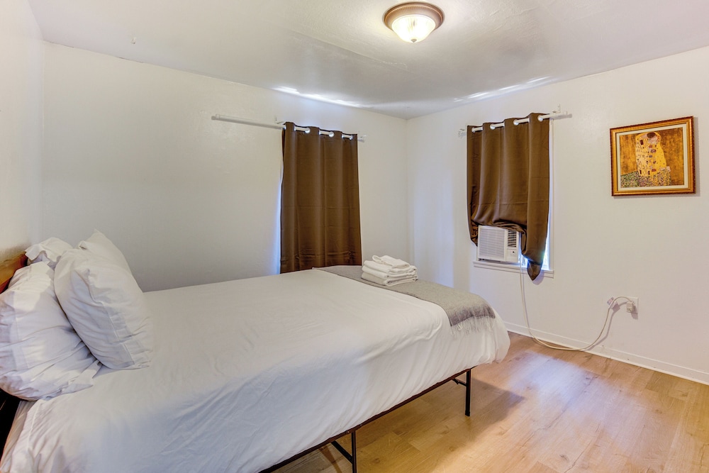 3 Mi to Airport: Pet-friendly Home in Ontario Home