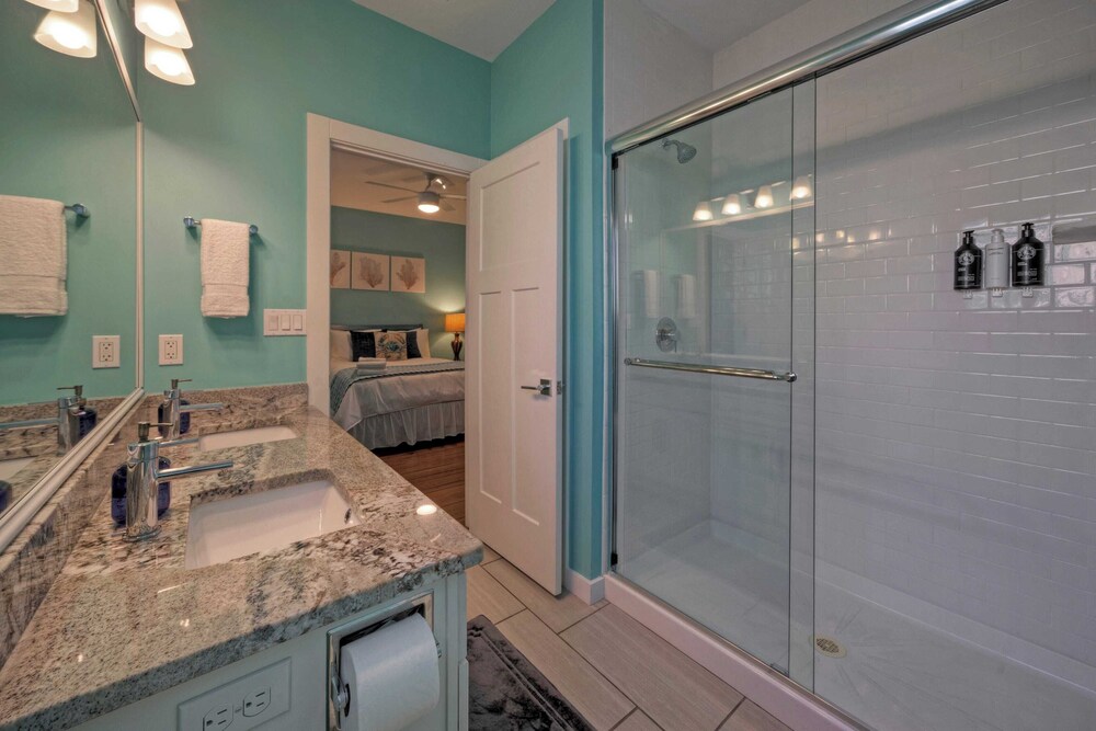 Sleeps 19 2 Homes w/ Pool, Foosball+shuffleboard Mins to the Beach + Shops