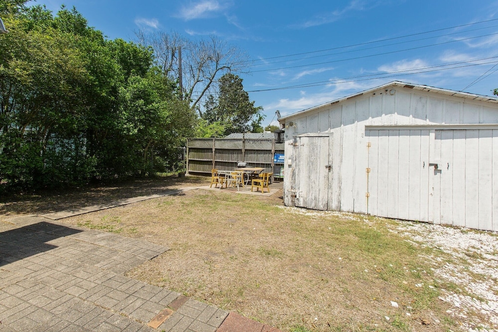 Sea Life - Just Blocks To Beach! 3 Bedroom Home by Redawning view 5