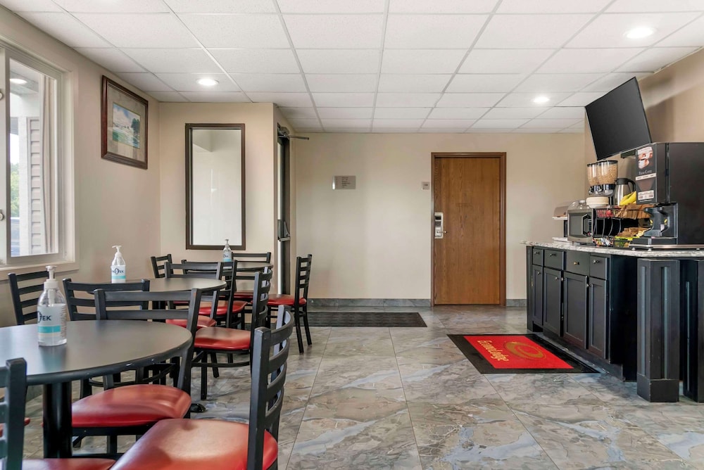 Econo Lodge Traverse City South view 3