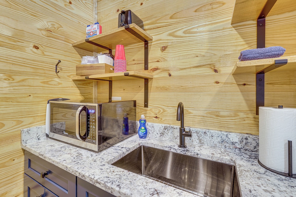 3 Mi to Water: Logan Martin Lake Cabin Getaway