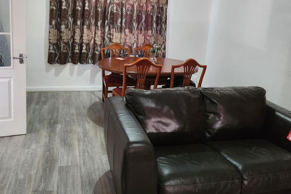 Cosy Dagenham Retreat for Family