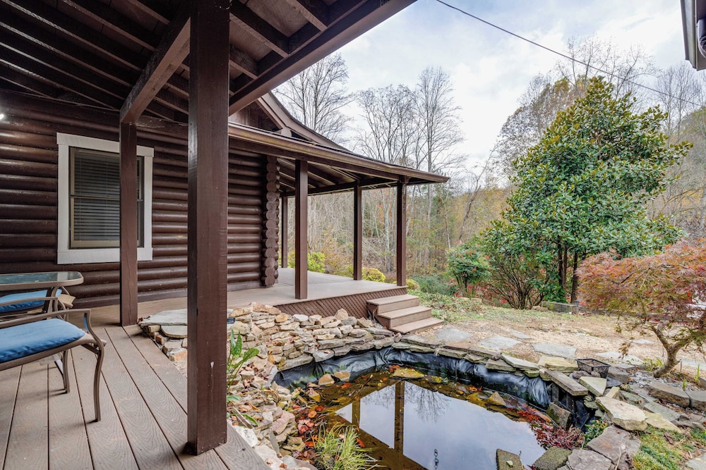 Artful Craftsman Hot Tub, Firepit, and Pond Gatlinburg + National Parks