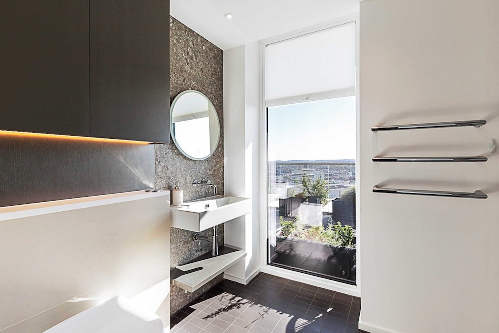 Luxurious 3-bed Sky-high Battersea Gem