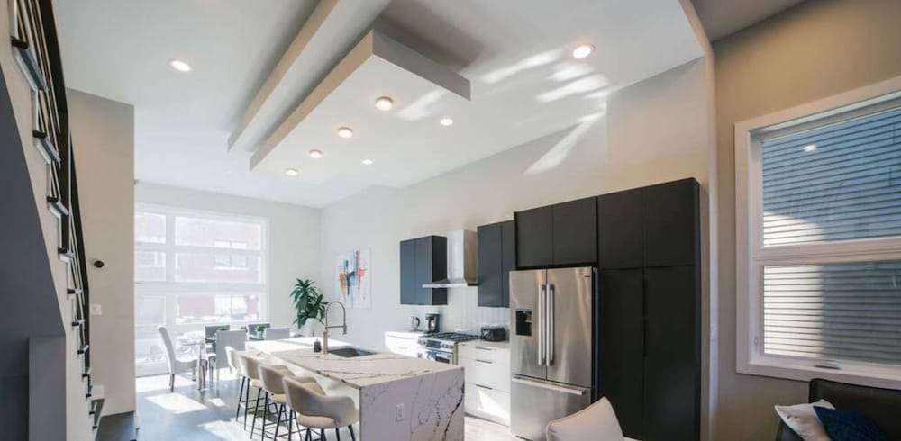 Magnificent NEW Home w 8 Beds Free Parking