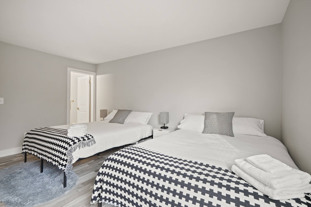 Beautiful 2BR 2BA Apartment With Modern Design