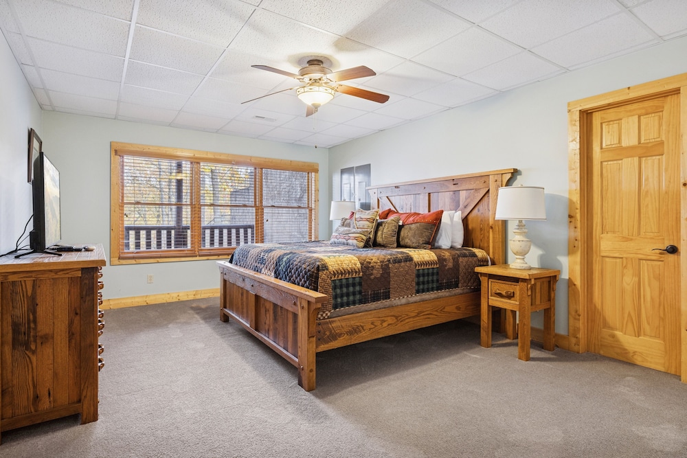 Pine Cone Cabin 4 Bedroom Cabin