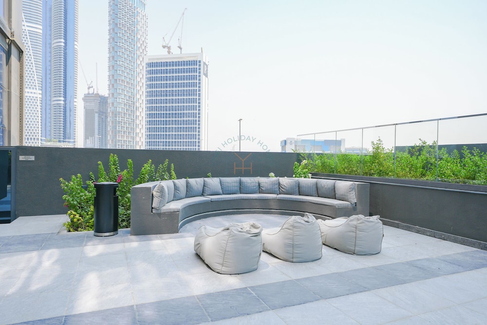 Urban Skyline City Comfort Studio