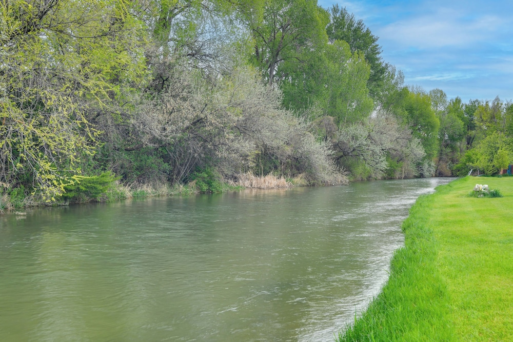 11 Mi to Bear World: Riverfront Getaway in Rigby