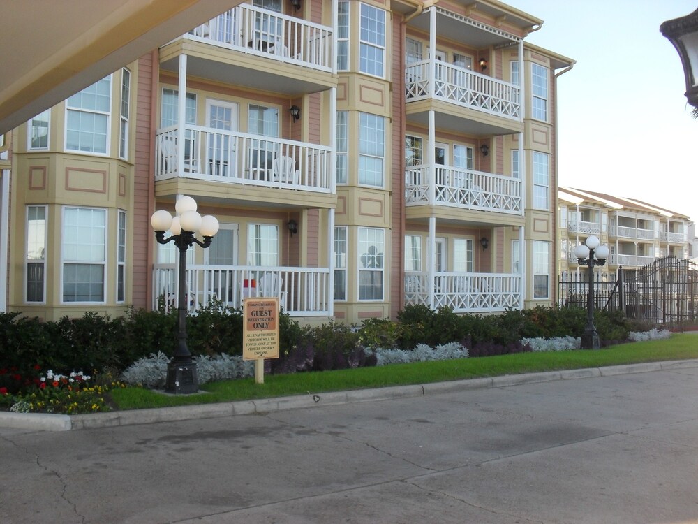 The Victorian Condo by AB Sea