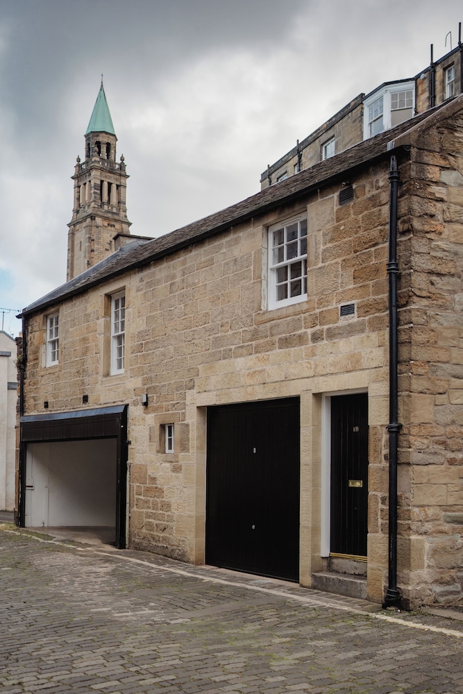 Charming Central Mews Home with Secure Parking